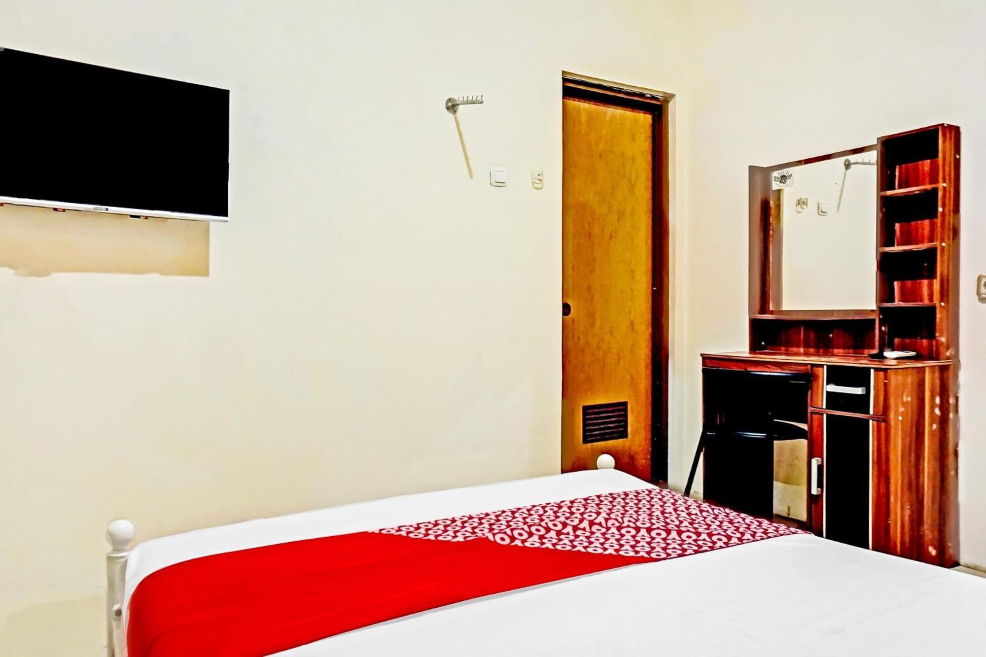 โอโย 90689 ลิลลี่ เฮาส์ Hotel ทังเกอรัง ภายนอก รูปภาพ