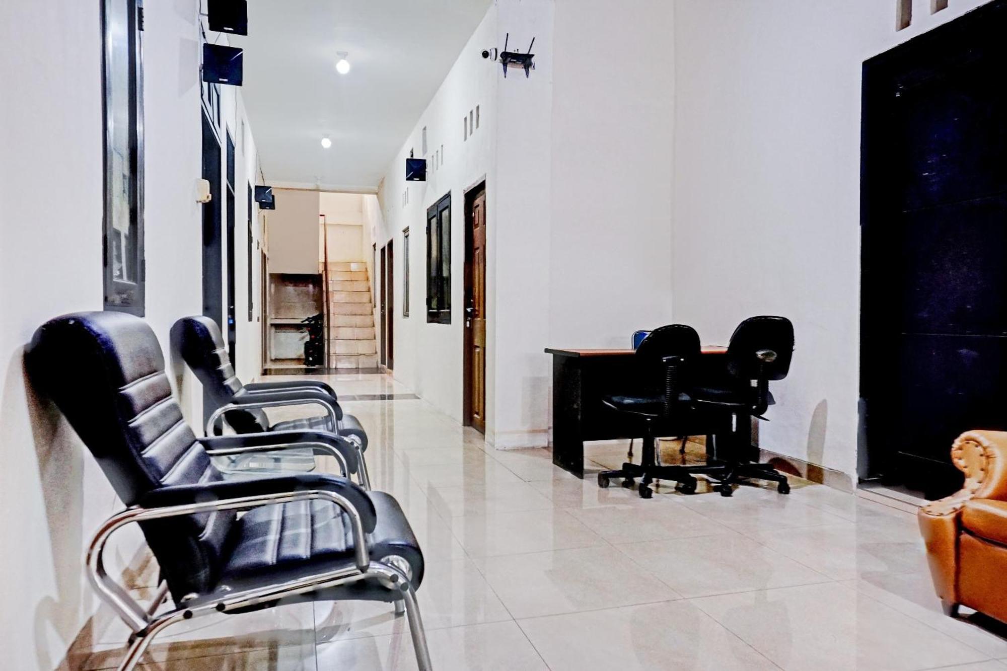 โอโย 90689 ลิลลี่ เฮาส์ Hotel ทังเกอรัง ภายนอก รูปภาพ