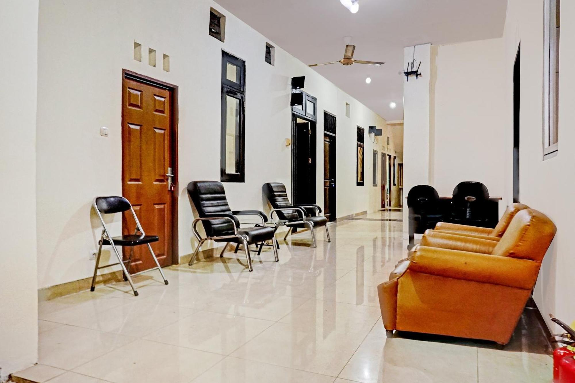 โอโย 90689 ลิลลี่ เฮาส์ Hotel ทังเกอรัง ภายนอก รูปภาพ
